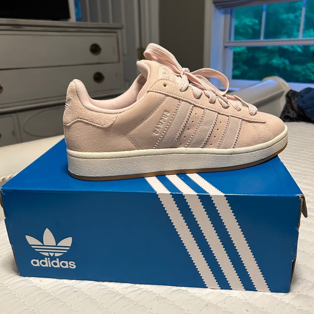 Adidas’s adult unisex sneakers! Never worn.